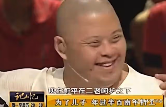 王鐵成追悼會:六小齡童唐國強送花圈,54歲痴呆兒子神情悲傷!