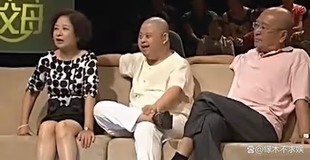 王鐵成追悼會:六小齡童唐國強送花圈,54歲痴呆兒子神情悲傷!