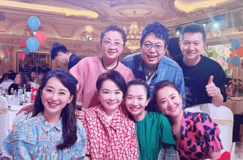 金龜子為外孫辦百天宴!多位少兒主持人現身,王寧站身後老太多