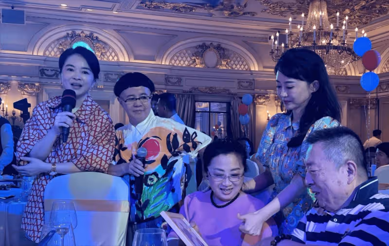 金龜子為外孫辦百天宴!多位少兒主持人現身,王寧站身後老太多