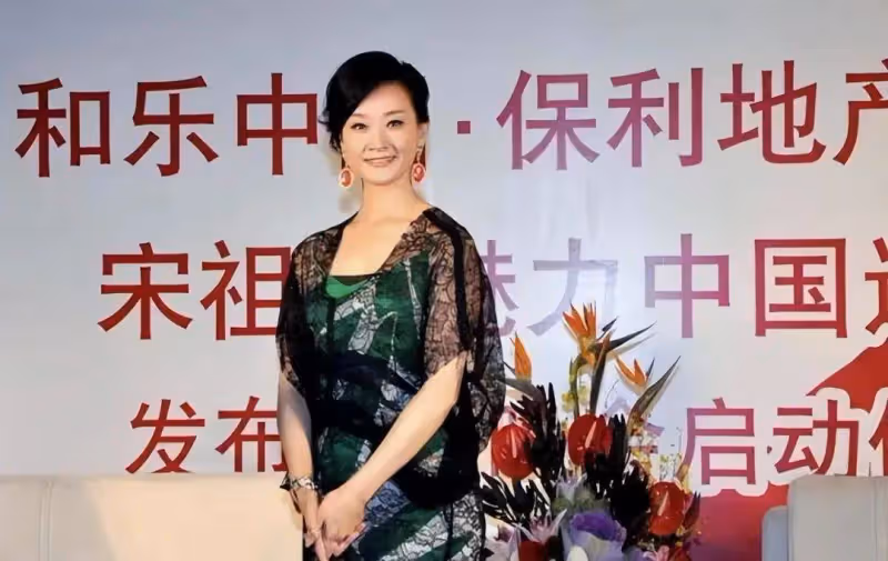 宋祖英是真的抗老!快60了穿蕾絲罩衫韻味十足,這是「倒著長」