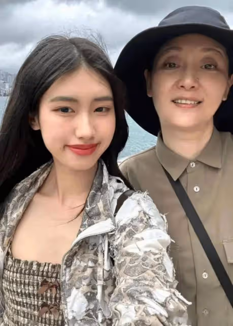 馮小剛養女徐朵曬度假照,徐帆素顏出鏡狀態在線