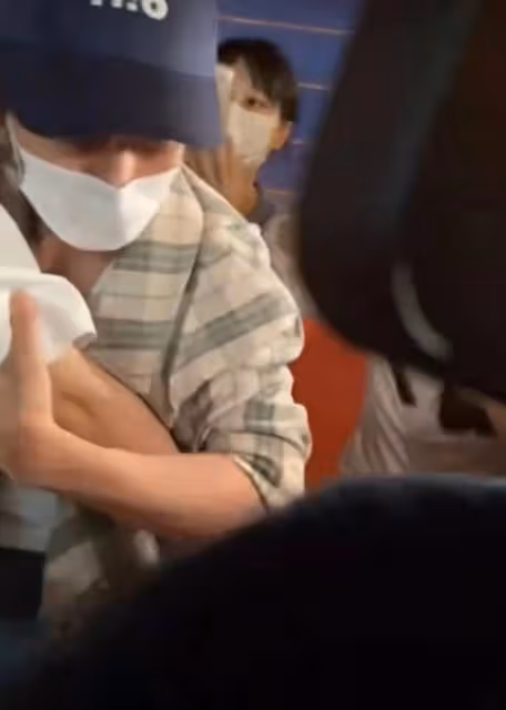王星越和梁永棋喝醉後互相攙扶,被粉絲尾隨至車庫拍照
