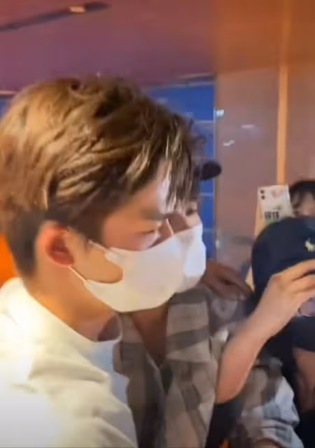 王星越和梁永棋喝醉後互相攙扶,被粉絲尾隨至車庫拍照