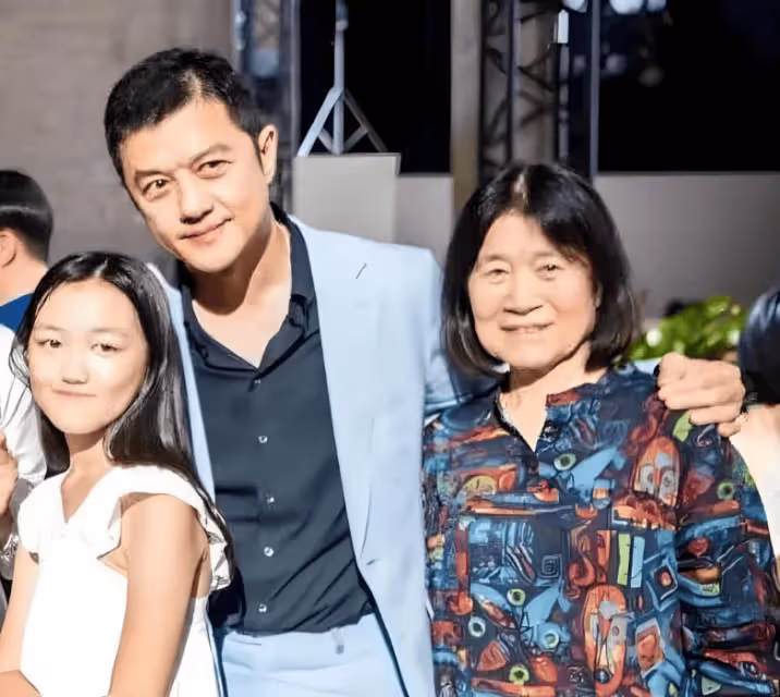 海哈金喜樓下帶娃,2歲女兒長相越來越像媽媽!李亞鵬基因被改變