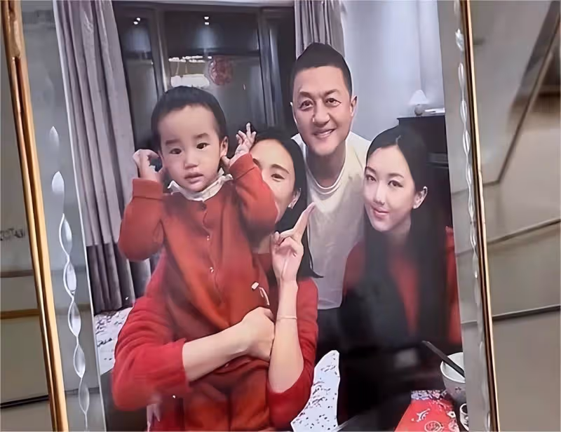 海哈金喜樓下帶娃,2歲女兒長相越來越像媽媽!李亞鵬基因被改變