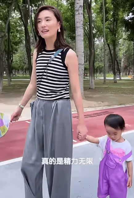 海哈金喜樓下帶娃,2歲女兒長相越來越像媽媽!李亞鵬基因被改變
