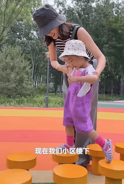 海哈金喜樓下帶娃,2歲女兒長相越來越像媽媽!李亞鵬基因被改變