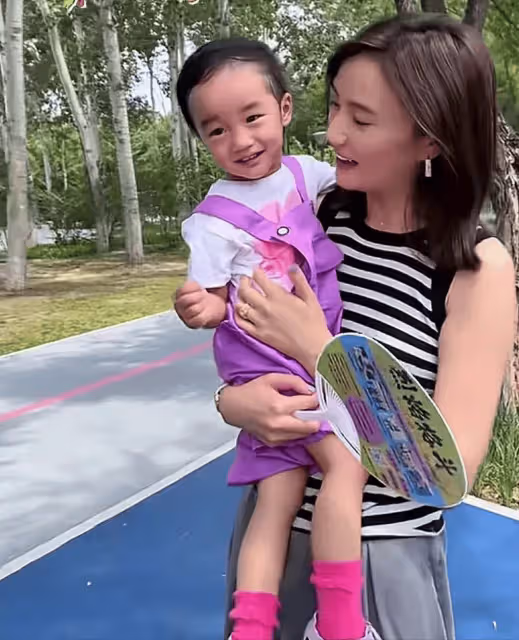 海哈金喜樓下帶娃,2歲女兒長相越來越像媽媽!李亞鵬基因被改變