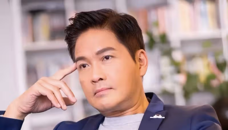 暈倒後不幸離世!TVB男星鄭啟泰遺作播出,出場15分鐘「領盒飯」
