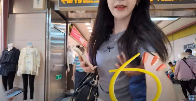 長髮正妹逛北車地下街慘遭「公然摸胸」！輪椅老色狼惡行全都錄
