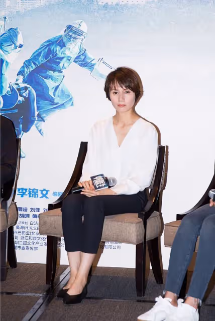 袁泉無需濃妝艷抹都很美，一身打扮看著挺普通，但卻挺有高級感