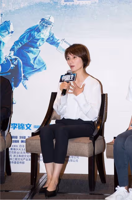 袁泉無需濃妝艷抹都很美，一身打扮看著挺普通，但卻挺有高級感