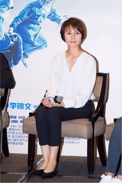 袁泉無需濃妝艷抹都很美，一身打扮看著挺普通，但卻挺有高級感