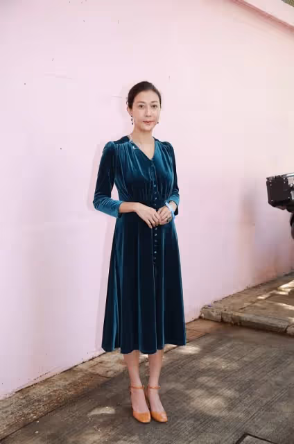 中年的吳綺莉女人味真濃，化淡妝也不寡淡，穿綠色長裙貴氣感十足