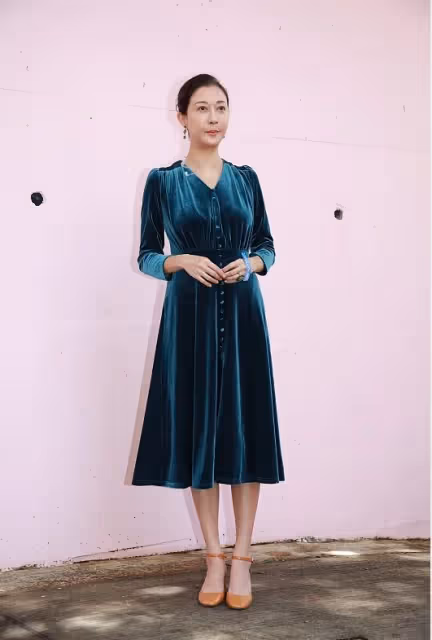中年的吳綺莉女人味真濃，化淡妝也不寡淡，穿綠色長裙貴氣感十足