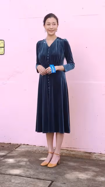 中年的吳綺莉女人味真濃，化淡妝也不寡淡，穿綠色長裙貴氣感十足