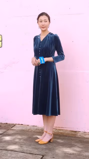 中年的吳綺莉女人味真濃，化淡妝也不寡淡，穿綠色長裙貴氣感十足