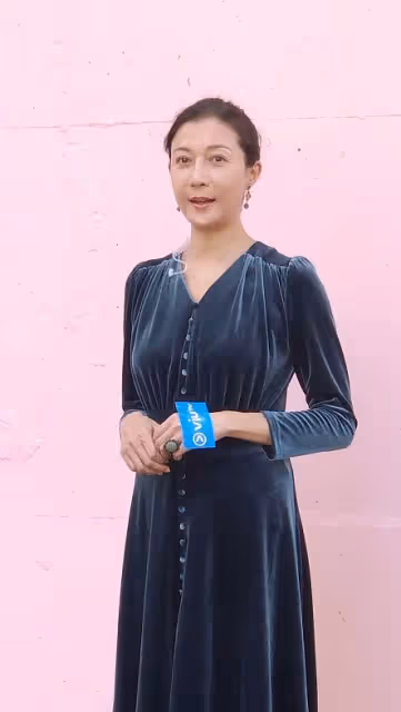 中年的吳綺莉女人味真濃，化淡妝也不寡淡，穿綠色長裙貴氣感十足