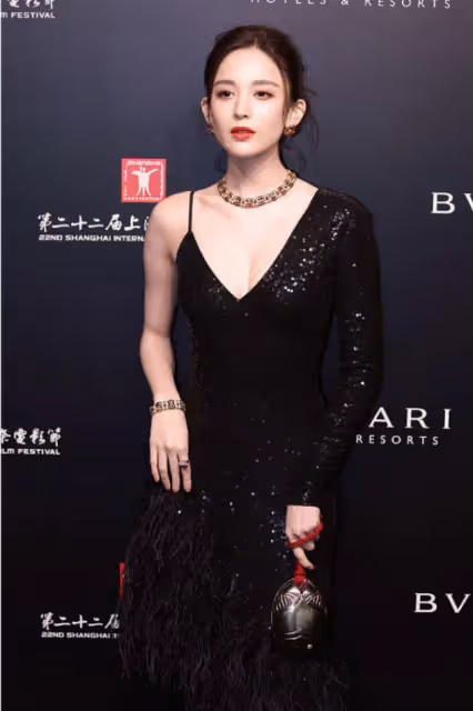 古力娜扎的身材瘦得也有點過分，穿黑裙配V領，看著也沒啥贅肉