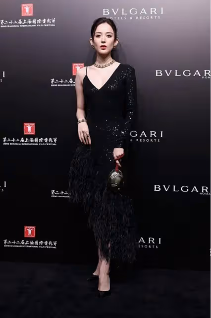 古力娜扎的身材瘦得也有點過分，穿黑裙配V領，看著也沒啥贅肉