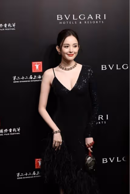 古力娜扎的身材瘦得也有點過分，穿黑裙配V領，看著也沒啥贅肉