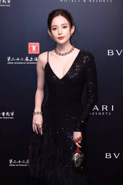 古力娜扎的身材瘦得也有點過分，穿黑裙配V領，看著也沒啥贅肉