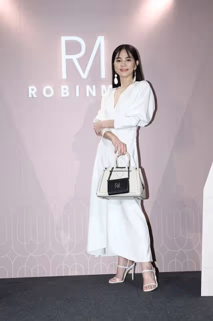 中年的陳嘉樺真不那麼「假小子」了，穿白裙配鎖骨發，美得不像話