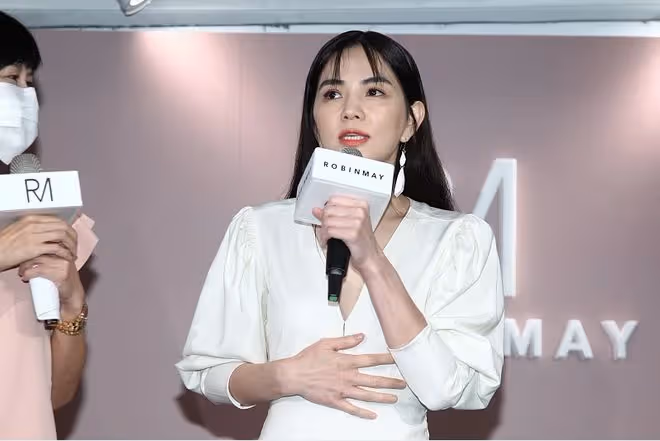 中年的陳嘉樺真不那麼「假小子」了，穿白裙配鎖骨發，美得不像話