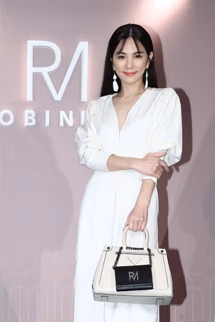 中年的陳嘉樺真不那麼「假小子」了，穿白裙配鎖骨發，美得不像話