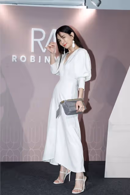中年的陳嘉樺真不那麼「假小子」了，穿白裙配鎖骨發，美得不像話
