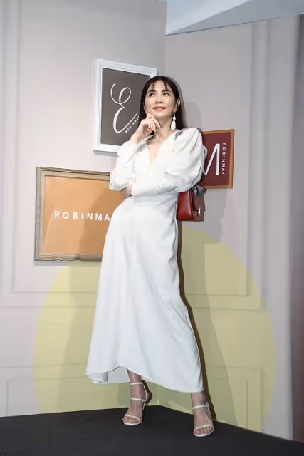 中年的陳嘉樺真不那麼「假小子」了，穿白裙配鎖骨發，美得不像話