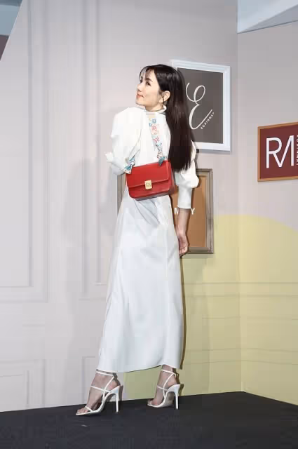 中年的陳嘉樺真不那麼「假小子」了，穿白裙配鎖骨發，美得不像話