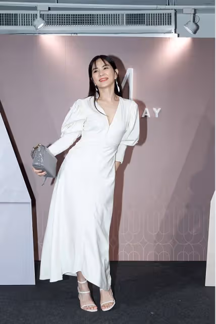 中年的陳嘉樺真不那麼「假小子」了，穿白裙配鎖骨發，美得不像話