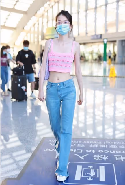 雖然喬欣還有乖乖女的樣子，可穿搭還挺「辣妹」的，短上衣太搶鏡