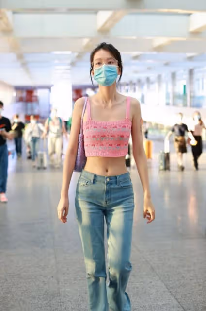 雖然喬欣還有乖乖女的樣子，可穿搭還挺「辣妹」的，短上衣太搶鏡