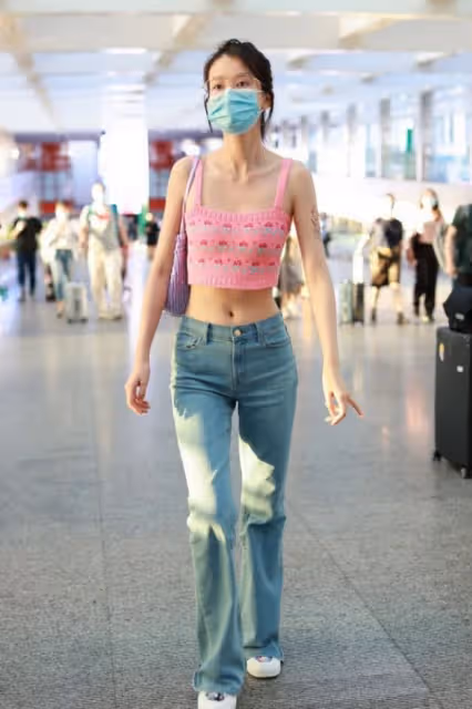 雖然喬欣還有乖乖女的樣子，可穿搭還挺「辣妹」的，短上衣太搶鏡