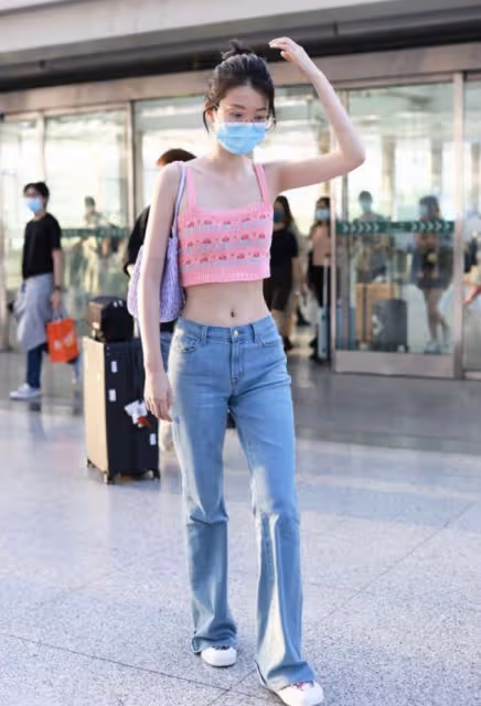 雖然喬欣還有乖乖女的樣子，可穿搭還挺「辣妹」的，短上衣太搶鏡