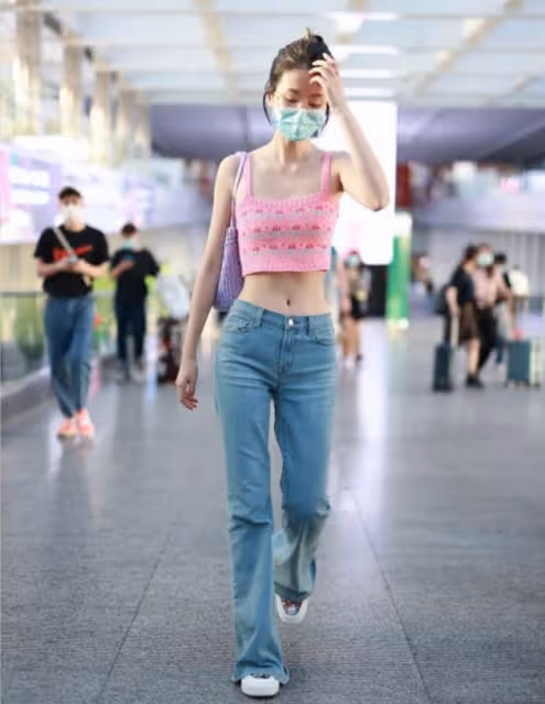 雖然喬欣還有乖乖女的樣子，可穿搭還挺「辣妹」的，短上衣太搶鏡