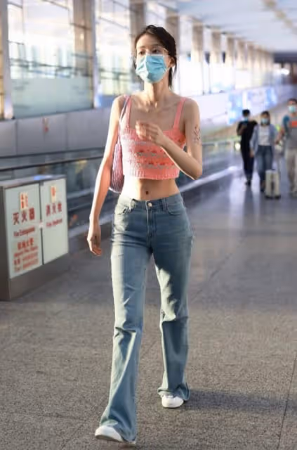 雖然喬欣還有乖乖女的樣子，可穿搭還挺「辣妹」的，短上衣太搶鏡