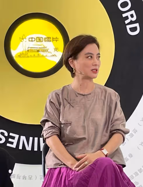 明顯能感覺到李玲玉老了，可穿「婆婆衫」還挺優雅，配短髮真精緻