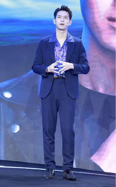 李現真是型男圈裡的「代表」，穿老氣西裝都不俗，配花襯衫更加分