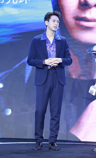 李現真是型男圈裡的「代表」，穿老氣西裝都不俗，配花襯衫更加分