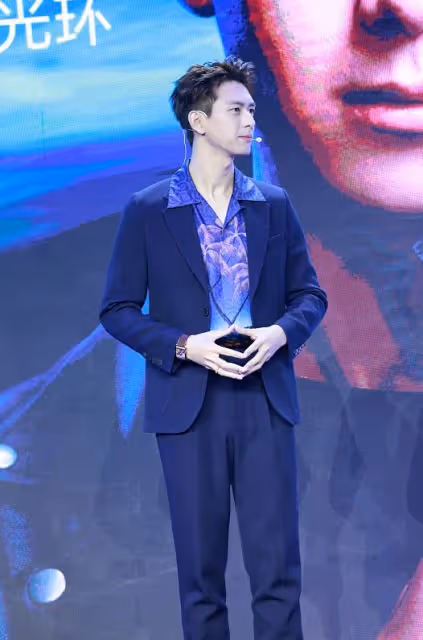 李現真是型男圈裡的「代表」，穿老氣西裝都不俗，配花襯衫更加分