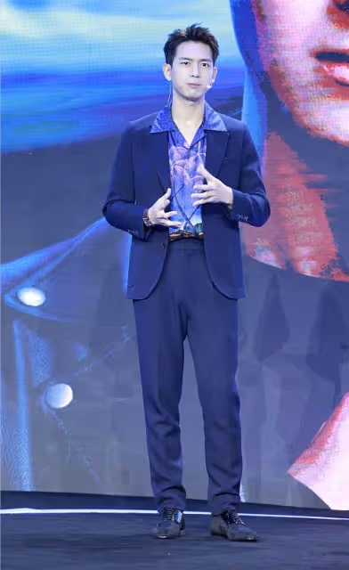 李現真是型男圈裡的「代表」，穿老氣西裝都不俗，配花襯衫更加分