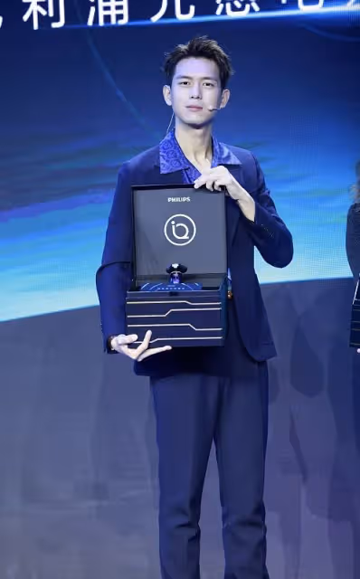 李現真是型男圈裡的「代表」，穿老氣西裝都不俗，配花襯衫更加分