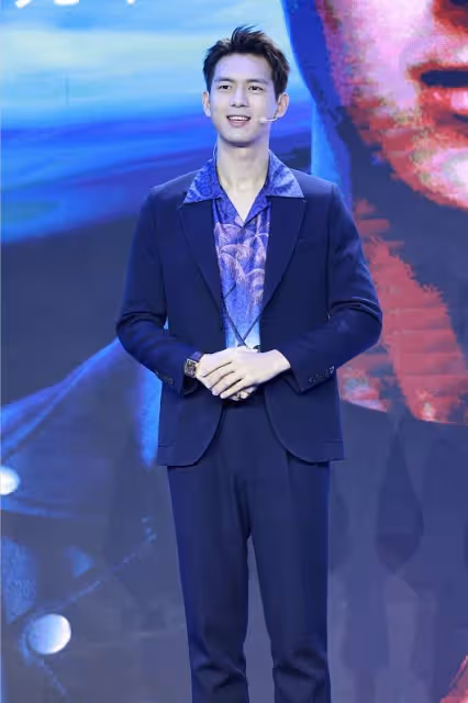 李現真是型男圈裡的「代表」，穿老氣西裝都不俗，配花襯衫更加分