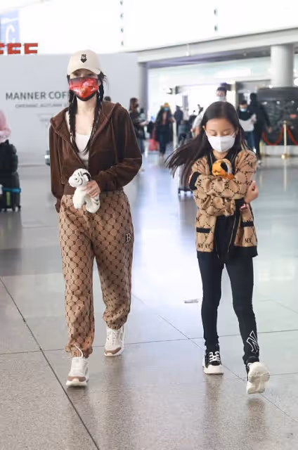 李小璐的打扮和她的年紀真不符，雖然衣服普通，可雙麻花辮是真嫩