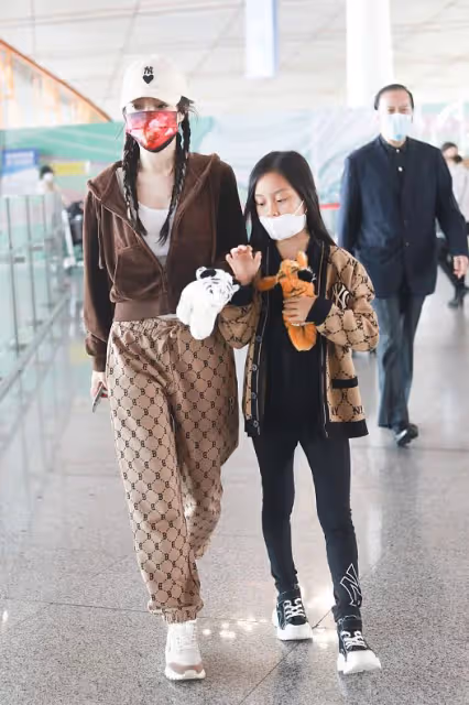 李小璐的打扮和她的年紀真不符，雖然衣服普通，可雙麻花辮是真嫩