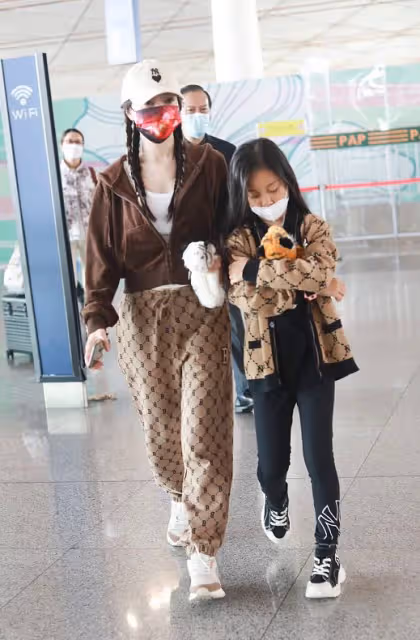 李小璐的打扮和她的年紀真不符，雖然衣服普通，可雙麻花辮是真嫩